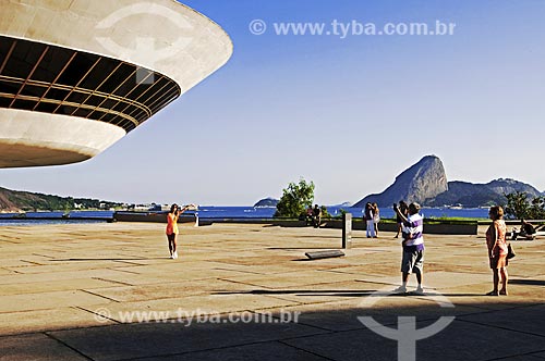  Niteroi Contemporary Art Museum (1996) - part of the Caminho Niemeyer (Niemeyer Way) - with the Sugar Loaf in the background  - Niteroi city - Rio de Janeiro state (RJ) - Brazil