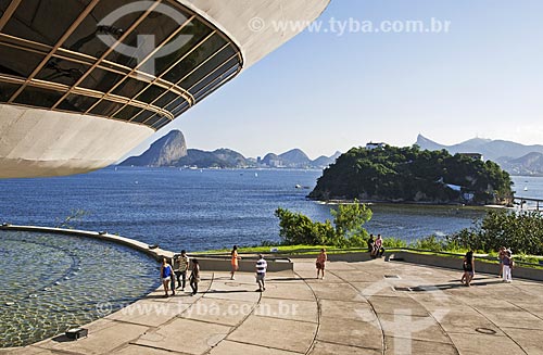  Niteroi Contemporary Art Museum (1996) - part of the Caminho Niemeyer (Niemeyer Way) - with the Sugar Loaf in the background  - Niteroi city - Rio de Janeiro state (RJ) - Brazil