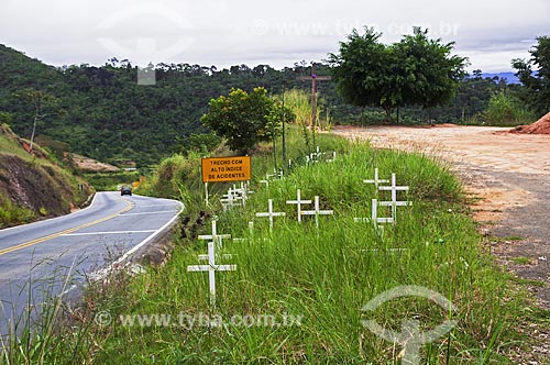  Crosses in place with high rate of accidents - ES-261 highway between Itarana and Santa Maria de Jetiba cities  - Itarana city - Espirito Santo state (ES) - Brazil