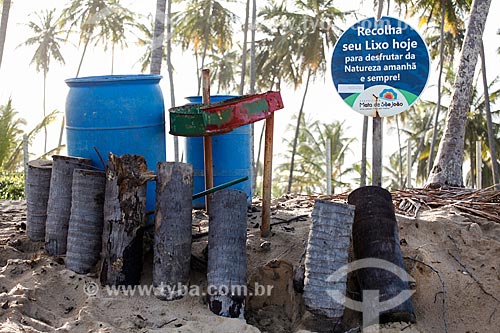  Garbage can - Piscinas Naturais Beach waterfront  - Mata de Sao Joao city - Bahia state (BA) - Brazil