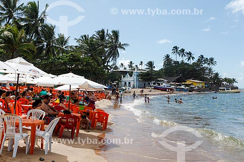  Tourists - Portinho Beach waterfront  - Mata de Sao Joao city - Bahia state (BA) - Brazil