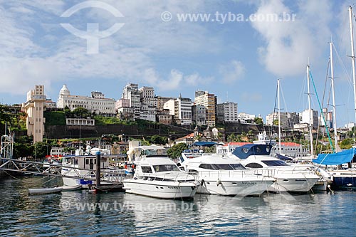  Berthed motorboats - Tourist Terminal Nautical of Bahia with the high city in the background  - Salvador city - Bahia state (BA) - Brazil