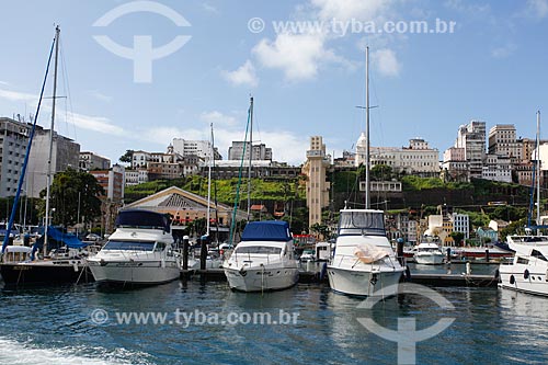  Berthed motorboats - Tourist Terminal Nautical of Bahia with the high city in the background  - Salvador city - Bahia state (BA) - Brazil
