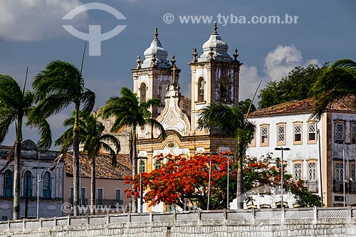  Penedo view from the Sao Francisco River with Nossa Senhora da Corrente Church or Lemos Church (1790) in the foreground  - Penedo city - Alagoas state (AL) - Brazil