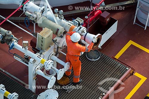  Operator preparing engagement of the loading arm to loading operation on gas Ship - Guanabara Bay Water Terminal (TABG)  - Rio de Janeiro city - Rio de Janeiro state (RJ) - Brazil