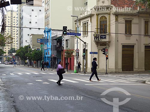  Pedestrians crossing the Augusta Street  - Sao Paulo city - Sao Paulo state (SP) - Brazil