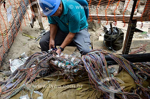  Labourer of Oi - telecommunication services concessionaire - working to repair landlines - Rio Branco Avenue  - Rio de Janeiro city - Rio de Janeiro state (RJ) - Brazil