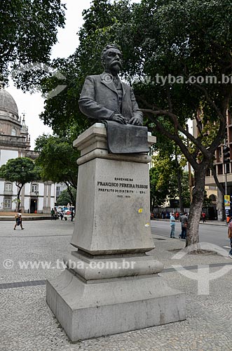  Detail of Francisco Pereira Passos bust (1914) - engineer and former mayor of Rio de Janeiro - with the Nossa Senhora da Candelaria Church in background  - Rio de Janeiro city - Rio de Janeiro state (RJ) - Brazil
