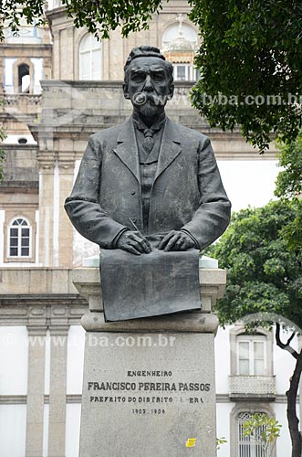  Detail of Francisco Pereira Passos bust (1914) - engineer and former mayor of Rio de Janeiro - with the Nossa Senhora da Candelaria Church in background  - Rio de Janeiro city - Rio de Janeiro state (RJ) - Brazil