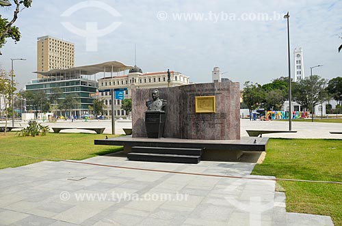  Pedro Max Fernando de Frontin bust (1954) - military and former commander of the Naval Division in War Operations - Maua Square with the Art Museum of Rio (MAR) in the background  - Rio de Janeiro city - Rio de Janeiro state (RJ) - Brazil