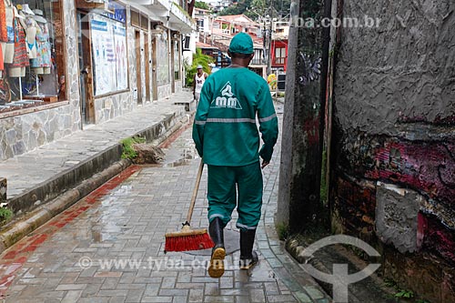 Street sweeper - Sao Paulo Hill  - Cairu city - Bahia state (BA) - Brazil