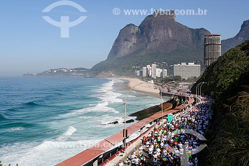  Athletes - Niemeyer Avenue during the Rio de Janeiro International Half Marathon with the Rock of Gavea in the background  - Rio de Janeiro city - Rio de Janeiro state (RJ) - Brazil
