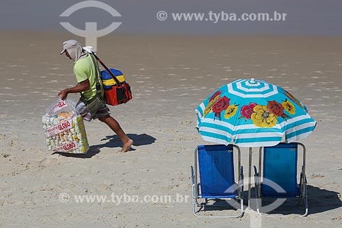  Street vendor of tapioca flour biscuit Globo near to beach chairs with sun umbrella - Ipanema Beach  - Rio de Janeiro city - Rio de Janeiro state (RJ) - Brazil