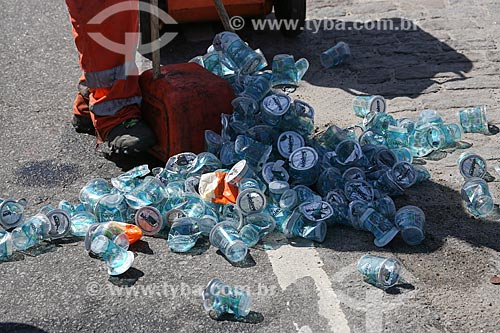  Street sweeper collecting glasses of water left after the Rio de Janeiro International Half Marathon  - Rio de Janeiro city - Rio de Janeiro state (RJ) - Brazil