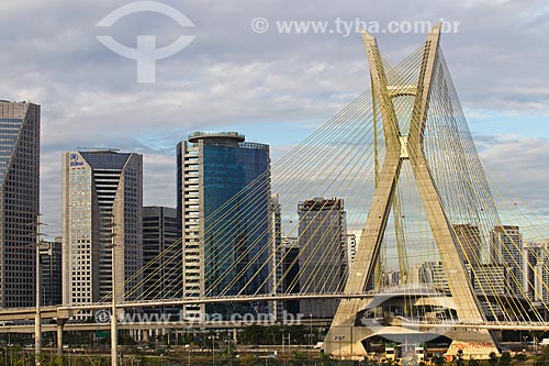  View of Octavio Frias de Oliveira Brigde (2008) over Pinheiros River with buildings in the background  - Sao Paulo city - Sao Paulo state (SP) - Brazil