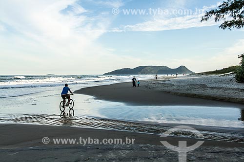  Cyclist - Campeche Beach waterfront  - Florianopolis city - Santa Catarina state (SC) - Brazil
