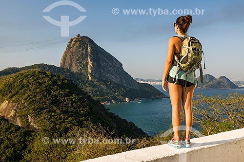  Woman - Duque de Caxias Fort - also known as Leme Fort - with the Sugar Loaf in the background  - Rio de Janeiro city - Rio de Janeiro state (RJ) - Brazil