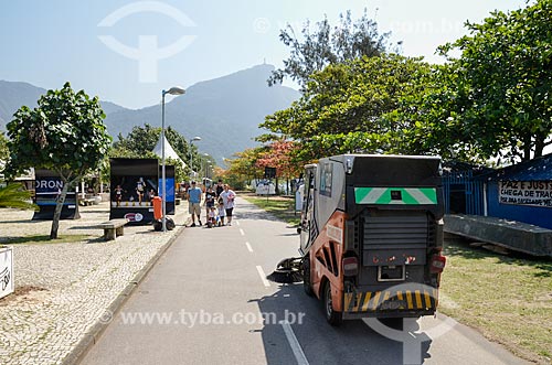  Sweeping machine - bike lane of Rodrigo de Freitas Lagoon  - Rio de Janeiro city - Rio de Janeiro state (RJ) - Brazil