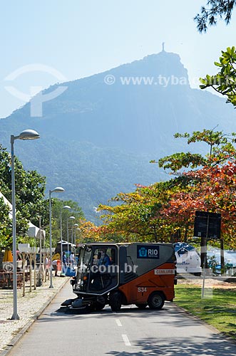  Sweeping machine - bike lane of Rodrigo de Freitas Lagoon  - Rio de Janeiro city - Rio de Janeiro state (RJ) - Brazil