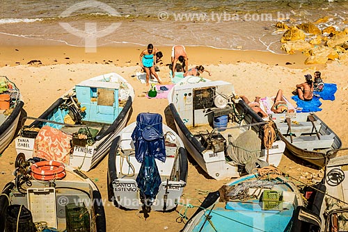  Bathers and boats - waterfront of beach - Peninsula of Baleal  - Peniche municipality - Leiria district - Portugal