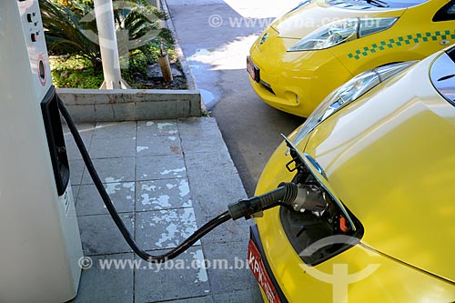  Electric taxi being reloaded in quick charger - fast charge equipment - Gas Station School in Lagoa - Rio Capital Energy Project - a partnership between the City Hall of Rio de Janeiro, Petrobras and Nissan  - Rio de Janeiro city - Rio de Janeiro state (RJ) - Brazil