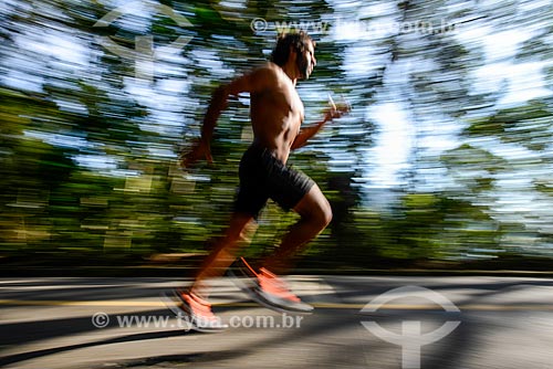  Man running - Road of Paineiras - near to Vista Chinesa (Chinese View)  - Rio de Janeiro city - Rio de Janeiro state (RJ) - Brazil