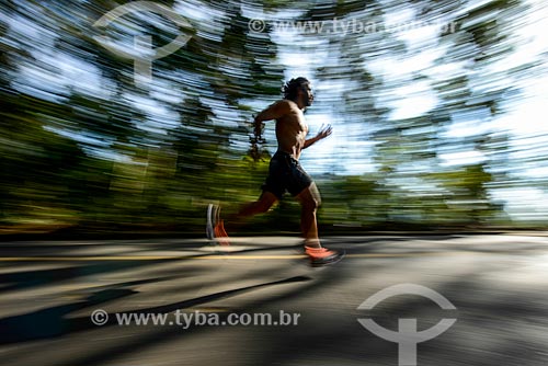  Man running - Road of Paineiras - near to Vista Chinesa (Chinese View)  - Rio de Janeiro city - Rio de Janeiro state (RJ) - Brazil