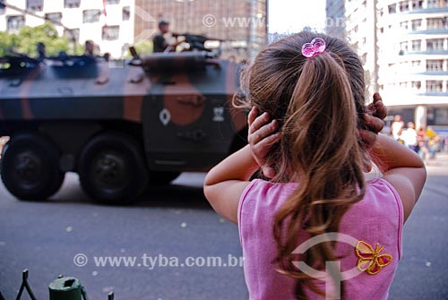  Girl covering her ears during the parade to celebrate the Seven of September  - Rio de Janeiro city - Rio de Janeiro state (RJ) - Brazil
