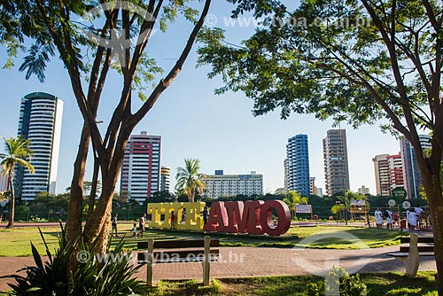  Placard that says: The Amo - Potycabana Park with the buildings in the background  - Teresina city - Piaui state (PI) - Brazil
