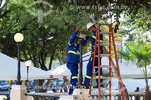  Labourer of city hall changing lamp - Dom Pedro II Square  - Teresina city - Piaui state (PI) - Brazil