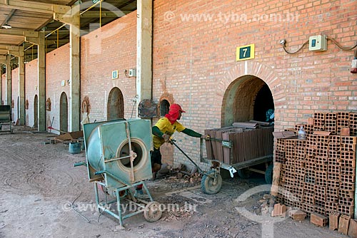  Worker putting tiles of pottery oven  - Nazaria city - Piaui state (PI) - Brazil