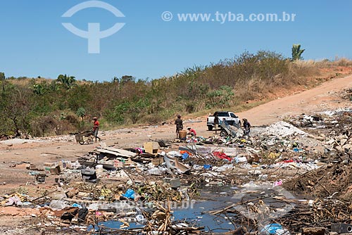  Collectors - illegal garbage dump in Catarina neighborhood  - Teresina city - Piaui state (PI) - Brazil