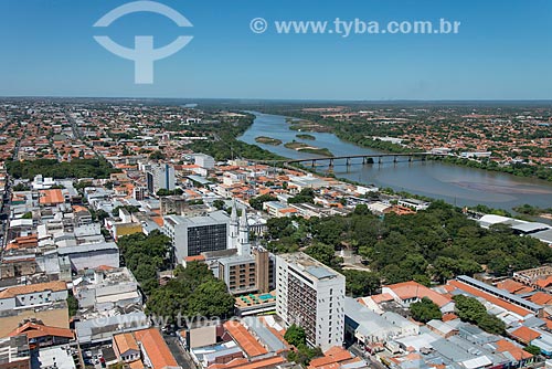  Aerial photo of the Nossa Senhora do Amparo Church (1852) with the Marechal Deodoro da Fonseca Square and the Presidente Jose Sarney Bridge over of Parnaiba River  - Teresina city - Piaui state (PI) - Brazil