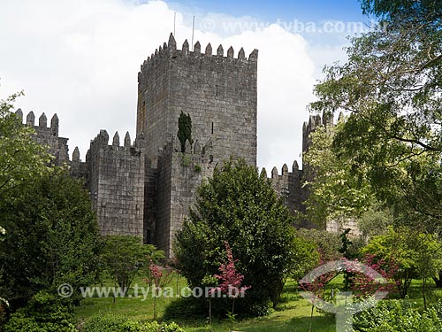  General view of Castelo de Guimaraes (Guimaraes Castle) - XIII century  - Guimaraes municipality - Braga district - Portugal