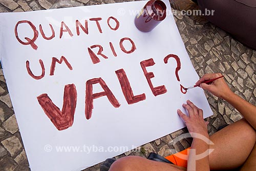  Poster to manifestation - It was no accident: Vale should pay - opposite to Barao de Maua Building - build of the Vale do Rio Doce Company headquarters  - Rio de Janeiro city - Rio de Janeiro state (RJ) - Brazil