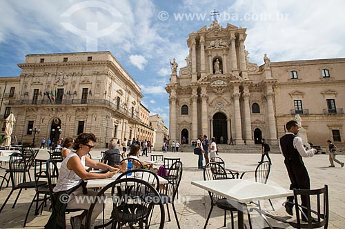  Coffee shop tables - Piazza del Duomo (Del Duomo Square) - with the Cattedrale Metropolitana della Nativita di Maria Santissima (Cathedral of the Nativity of the Blessed Virgin Mary) - 1753 - in the background  - Syracuse - Syracuse province - Italy