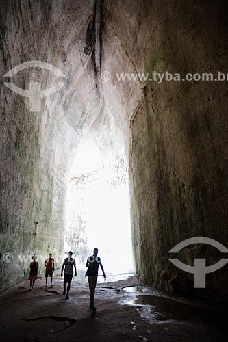  Tourists inside of the Orecchio di Dionisio (Ear of Dionysius Grotto) - Parco archeologico della Neapolis (Archaeological Park of Neapolis)  - Syracuse - Syracuse province - Italy