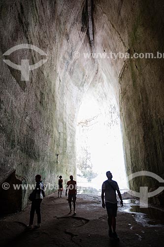  Tourists inside of the Orecchio di Dionisio (Ear of Dionysius Grotto) - Parco archeologico della Neapolis (Archaeological Park of Neapolis)  - Syracuse - Syracuse province - Italy