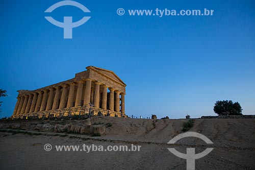  Temple of Concordia evening - Valle dei Templi (Valley of the Temples) - ancient greek city Akragas  - Agrigento city - Agrigento province - Italy