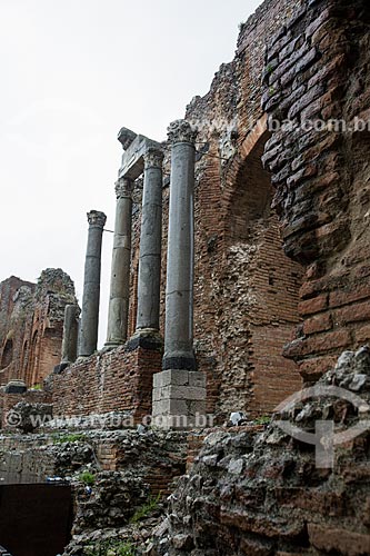  Detail of corinthian order columns - Teatro Antico di Taormina (Ancient Theatre of Taormina) - II century  - Taormina city - Messina province - Italy