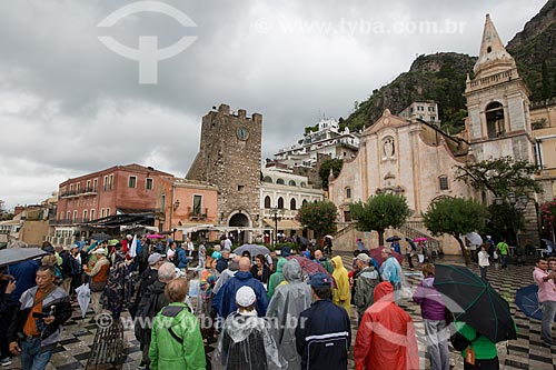  Tourists - Piazza 9 Aprile (April 9 Square) with the  Torre dell Orologio (Clock Tower) and the San Giuseppe Church in the background  - Taormina city - Messina province - Italy