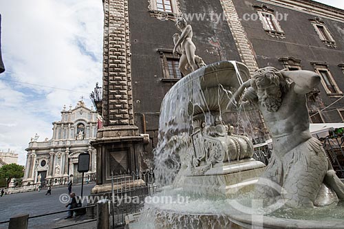  Fontana DellAmenano (Amenano Fountain) - 1867 - with the Duomo di Catania - Cattedrale di SantAgata (Saint Agatha Cathedral) in the background  - Catania city - Catania province - Italy