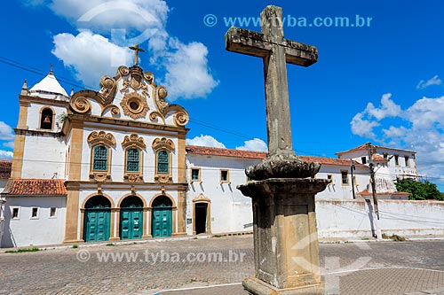  Cruise and facade of the Santa Maria dos Anjos Convent and Church - also known as the Nossa Senhora dos Anjos Convent and Church (XVII century)  - Penedo city - Alagoas state (AL) - Brazil