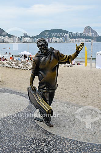  Statue of singer Dorival Caymmi (2008) on Post 6 with the Sugar Loaf in the background  - Rio de Janeiro city - Rio de Janeiro state (RJ) - Brazil