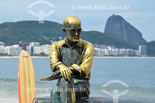  Statue of poet Carlos Drummond de Andrade on Post 6 with the Sugar Loaf in the background  - Rio de Janeiro city - Rio de Janeiro state (RJ) - Brazil