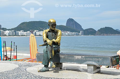  Statue of poet Carlos Drummond de Andrade on Post 6 with the Sugar Loaf in the background  - Rio de Janeiro city - Rio de Janeiro state (RJ) - Brazil