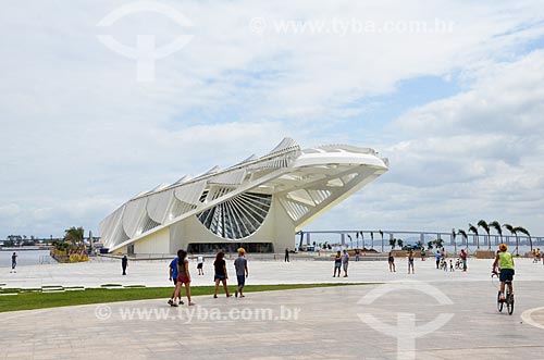  Peoples - Mua Square with the Amanha Museum (Museum of Tomorrow) in the background  - Rio de Janeiro city - Rio de Janeiro state (RJ) - Brazil