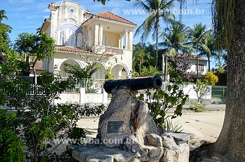  Monument to Dom João VI - cannon used to greet Dom Joao VI in his visits to the Paqueta Island - with historic house in the background  - Rio de Janeiro city - Rio de Janeiro state (RJ) - Brazil