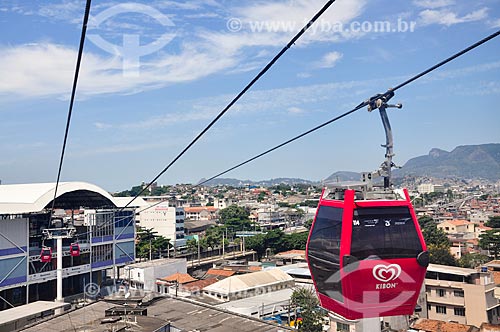  Gondolas of Alemao Cable Car - operated by SuperVia - with the Bonsucesso Station in the background  - Rio de Janeiro city - Rio de Janeiro state (RJ) - Brazil