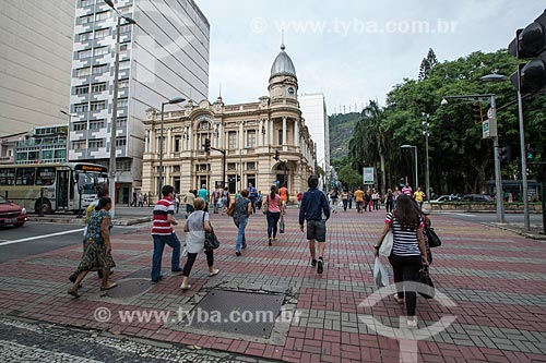  Pedestrians crossing the Barao do Rio Branco Avenue with the Juiz de Fora Municipal Palace - old City Hall - in the background  - Juiz de Fora city - Minas Gerais state (MG) - Brazil